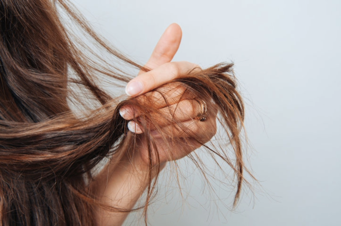 Die kabellose Mini-Haarglätter Bürste reduziert Frizz und verleiht dem Haar einen gesunden Glanz. Das Bild zeigt das glatte und glänzende Ergebnis nach der Anwendung.